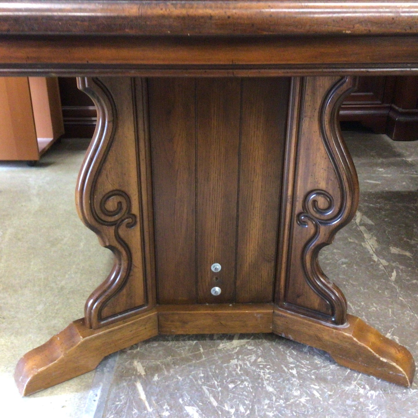 Dining Room Table with 2 leaves