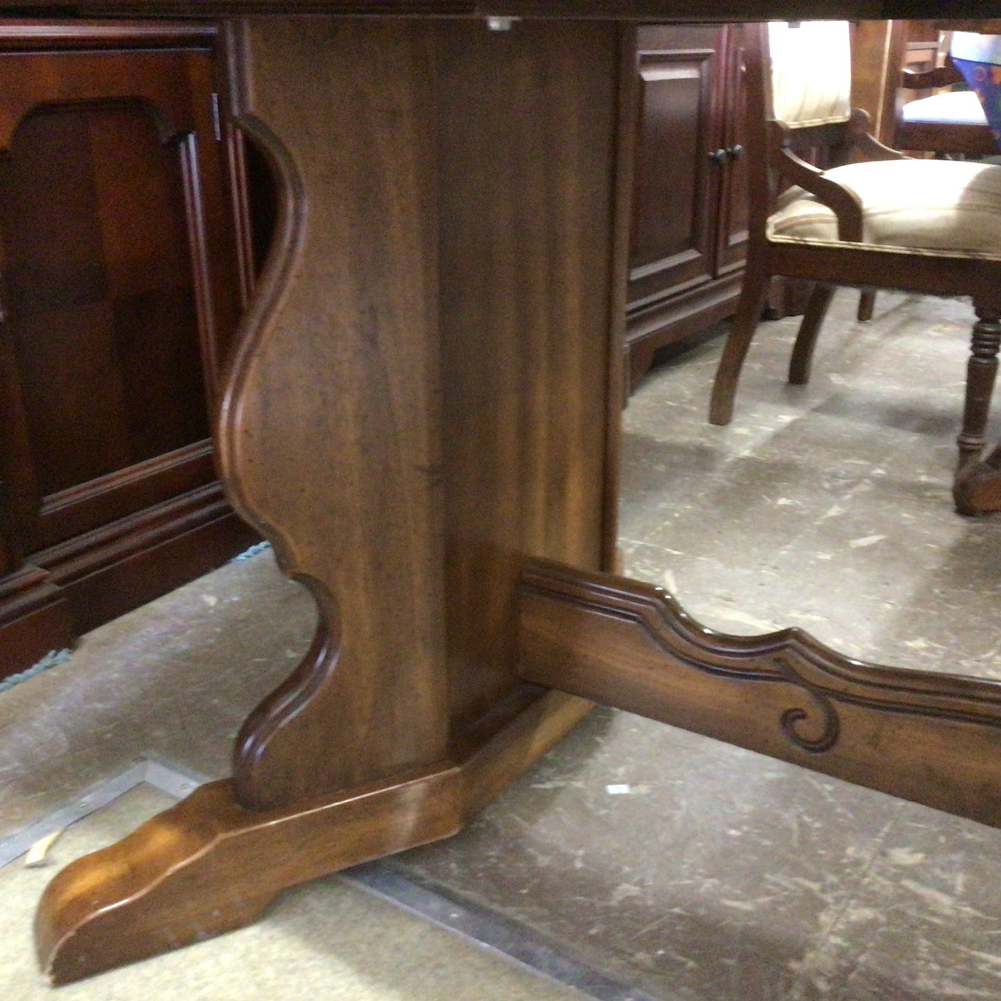 Dining Room Table with 2 leaves