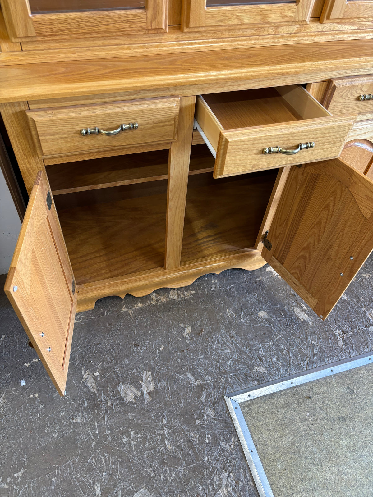 Classic Oak Two-piece Hutch