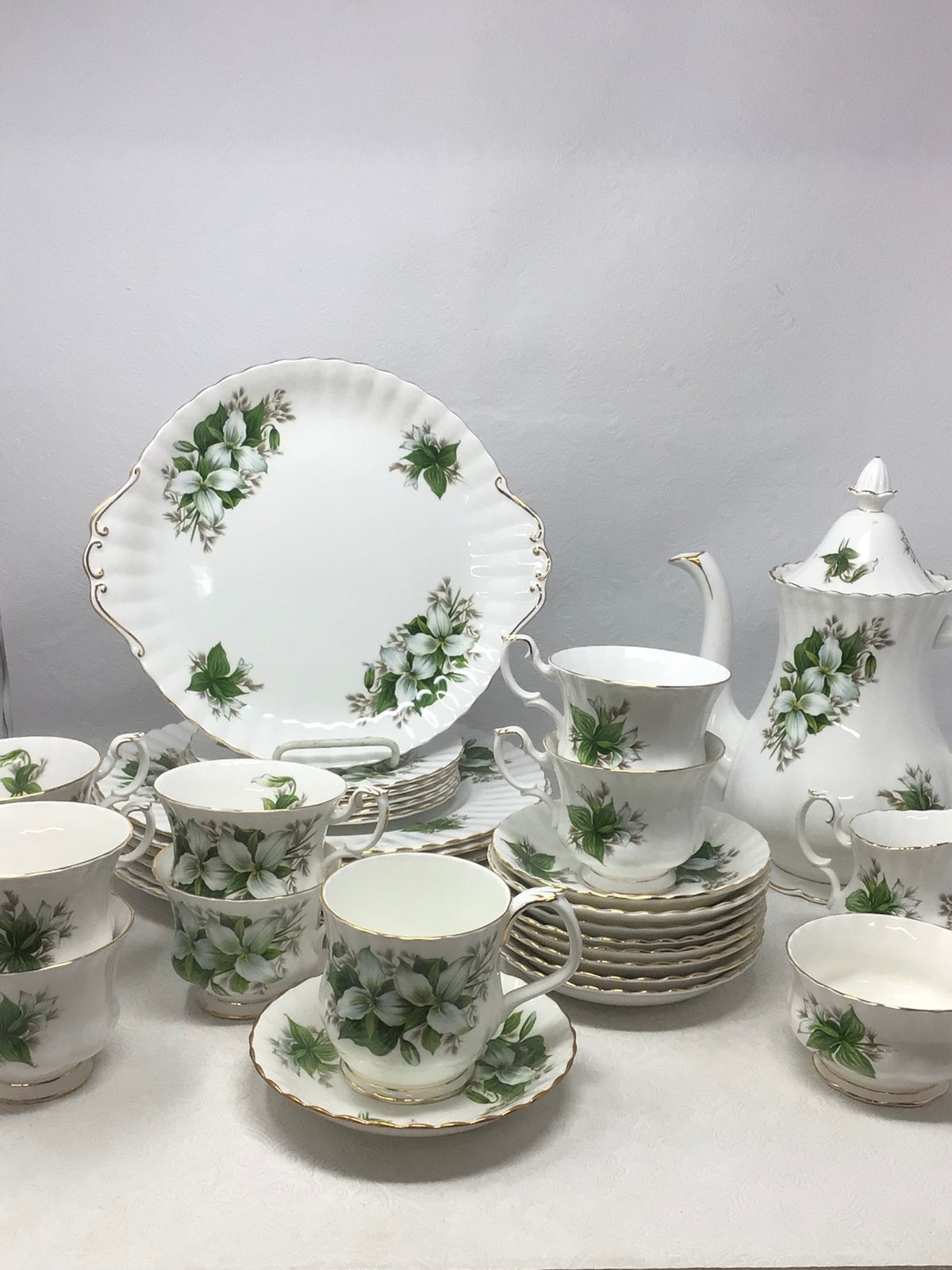 “Trillium” Royal Albert Dishes Set of 34