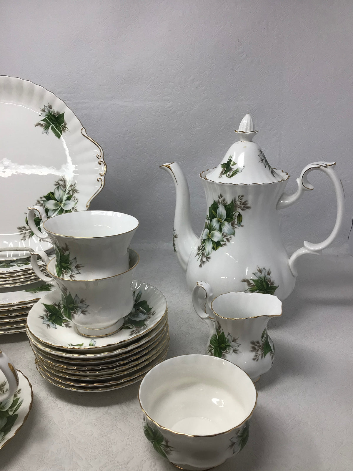 “Trillium” Royal Albert Dishes Set of 34