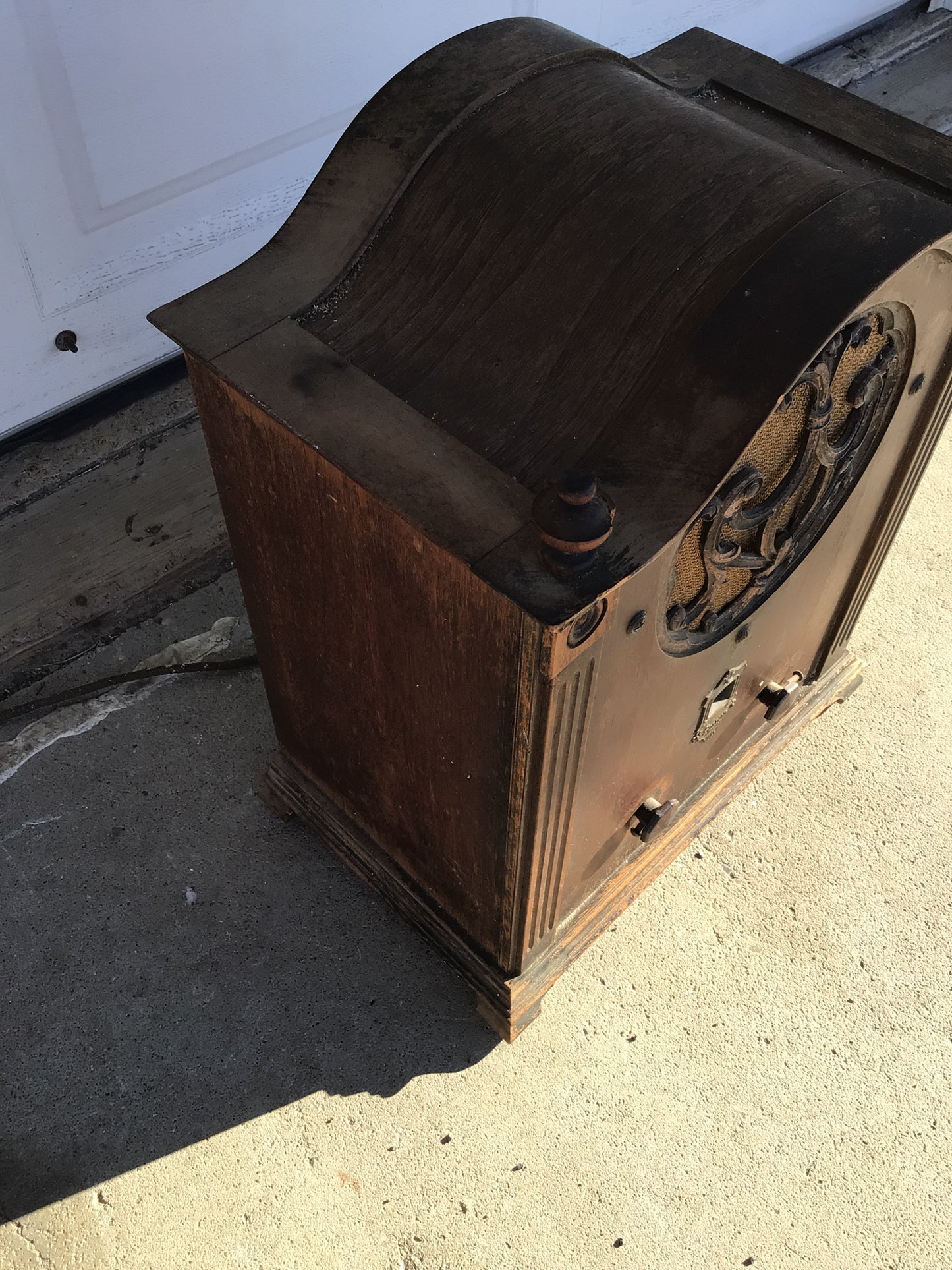 Vintage Sparton Junior 400 Series Cathedral-style Radio