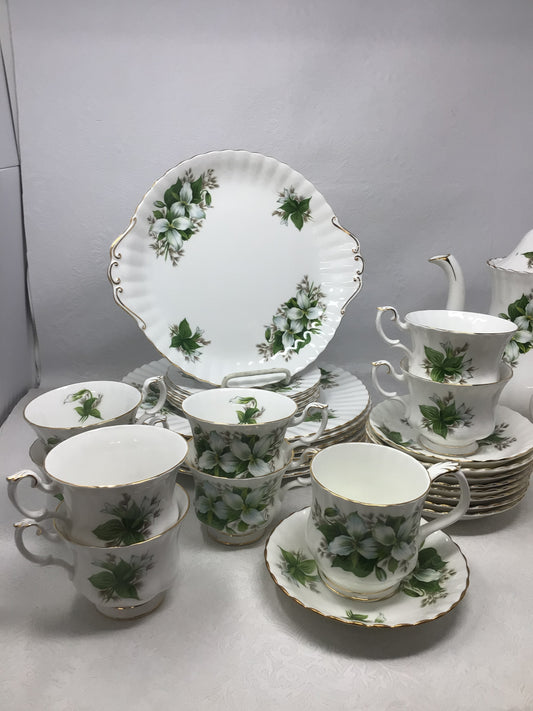 “Trillium” Royal Albert Dishes Set of 34