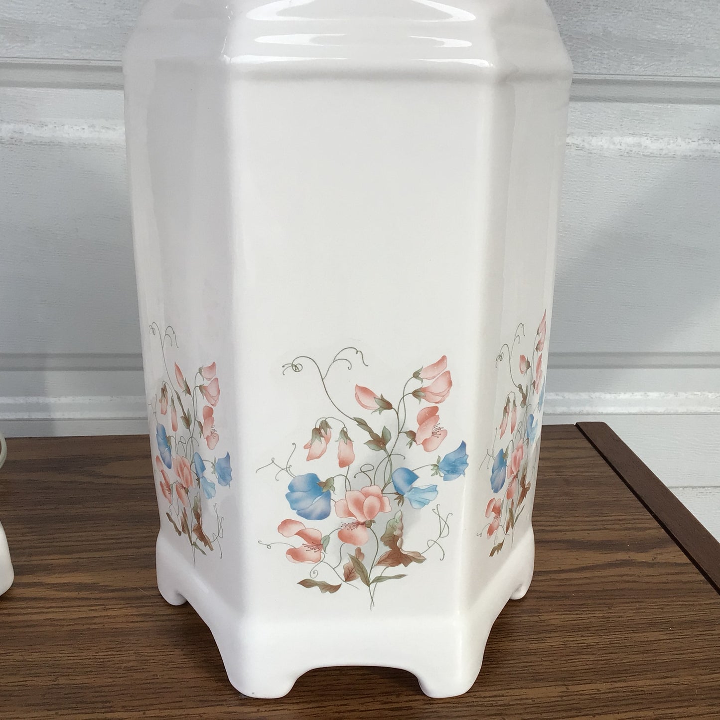 Vintage China Pattern White Ceramic Lamp