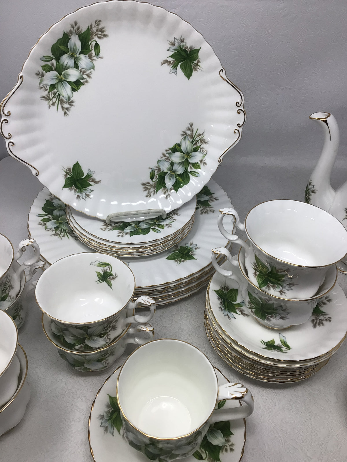 “Trillium” Royal Albert Dishes Set of 34