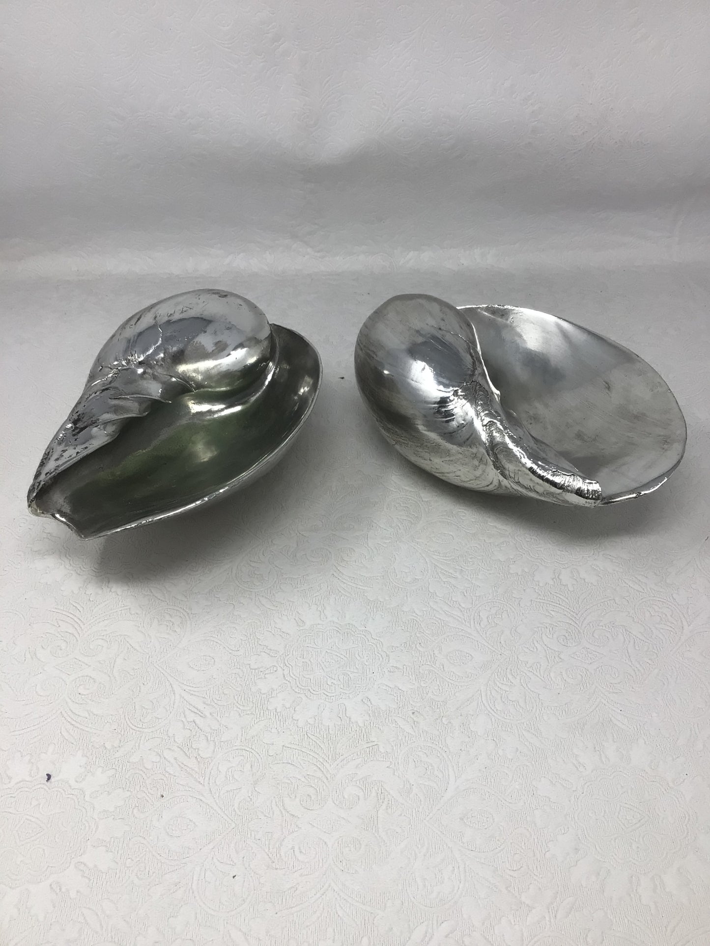 2 Silver-coloured Decorative Shells