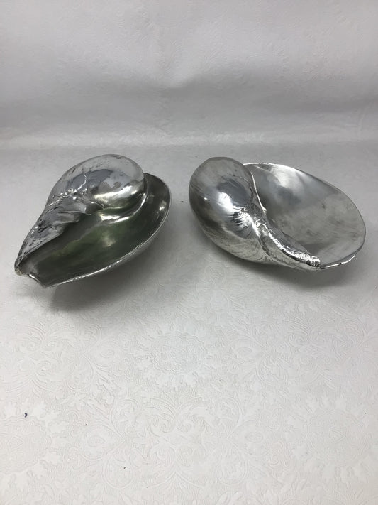 2 Silver-coloured Decorative Shells