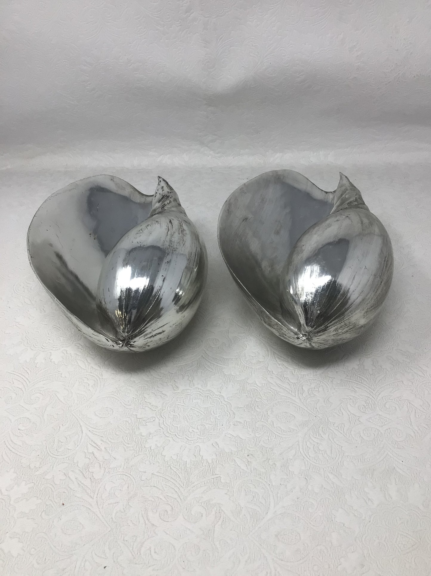 2 Silver-coloured Decorative Shells