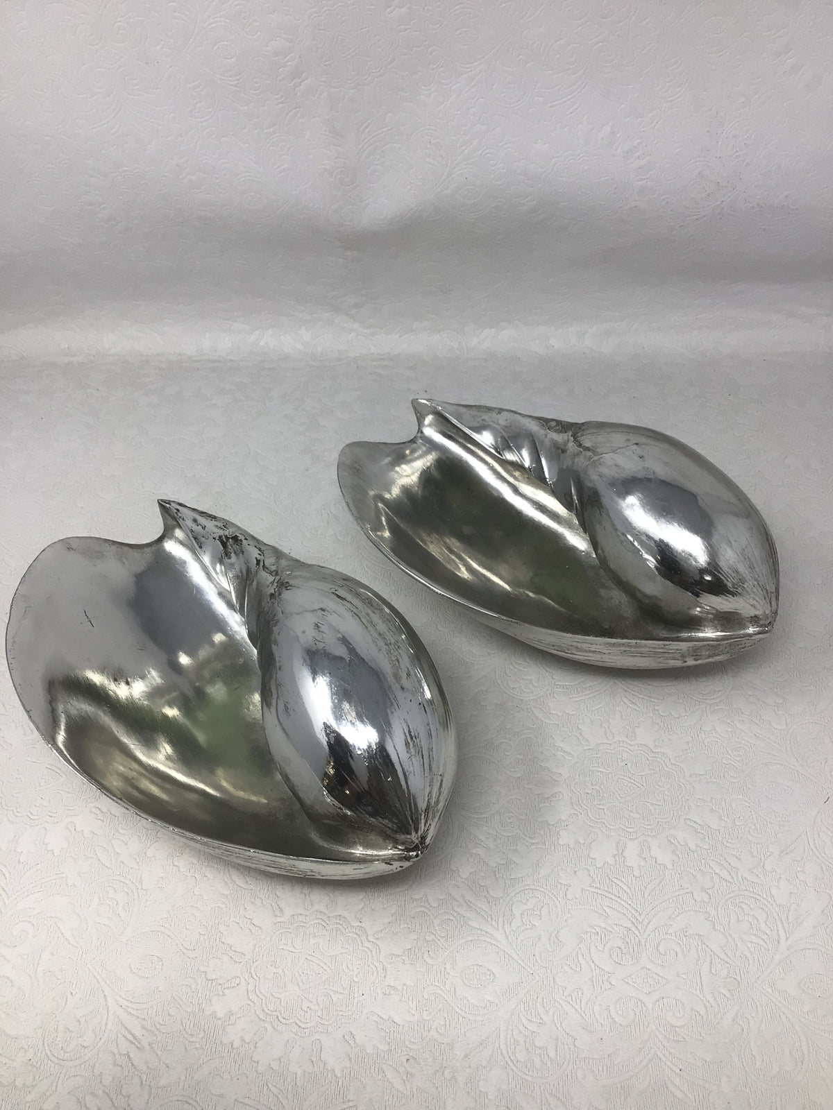 2 Silver-coloured Decorative Shells