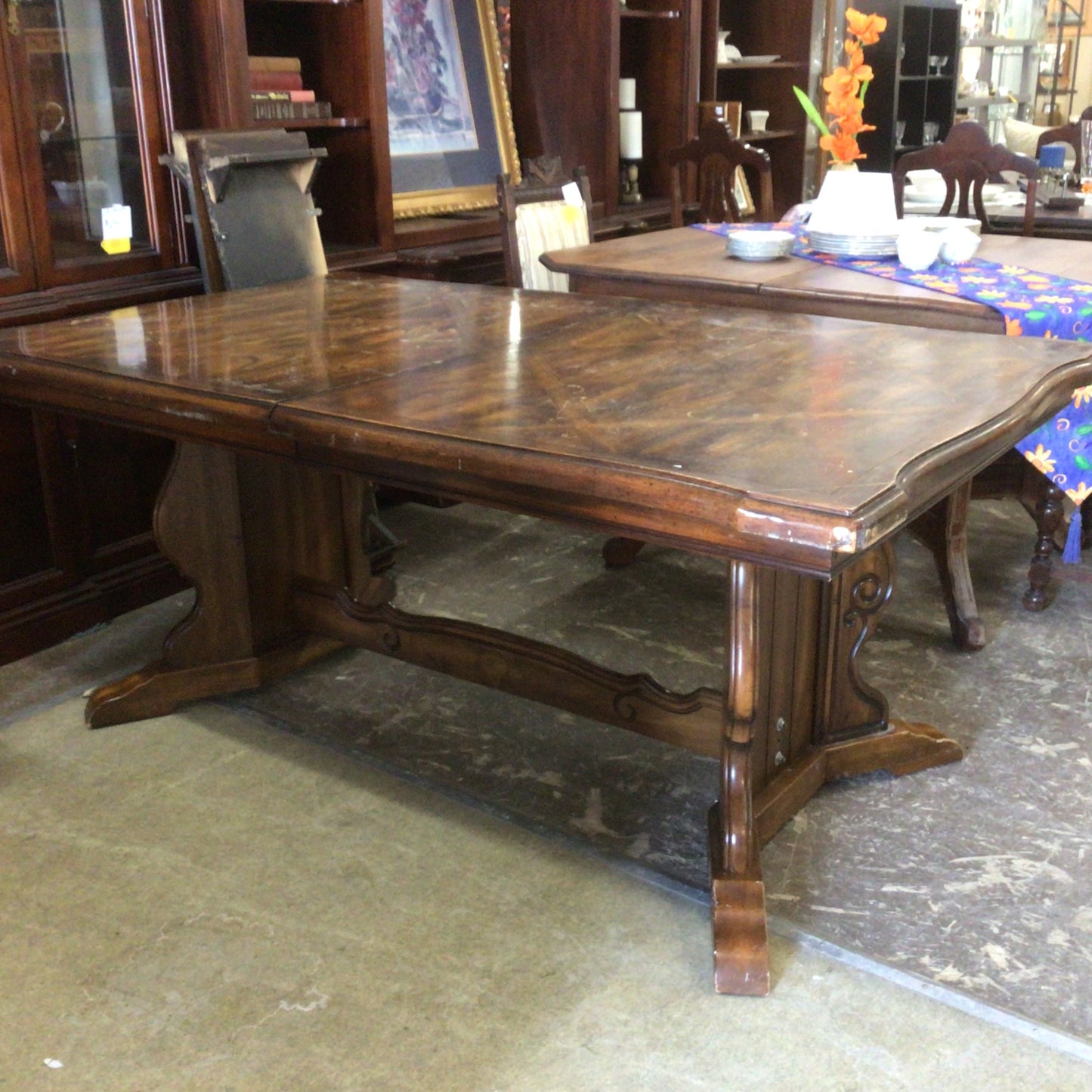 Dining Room Table with 2 leaves
